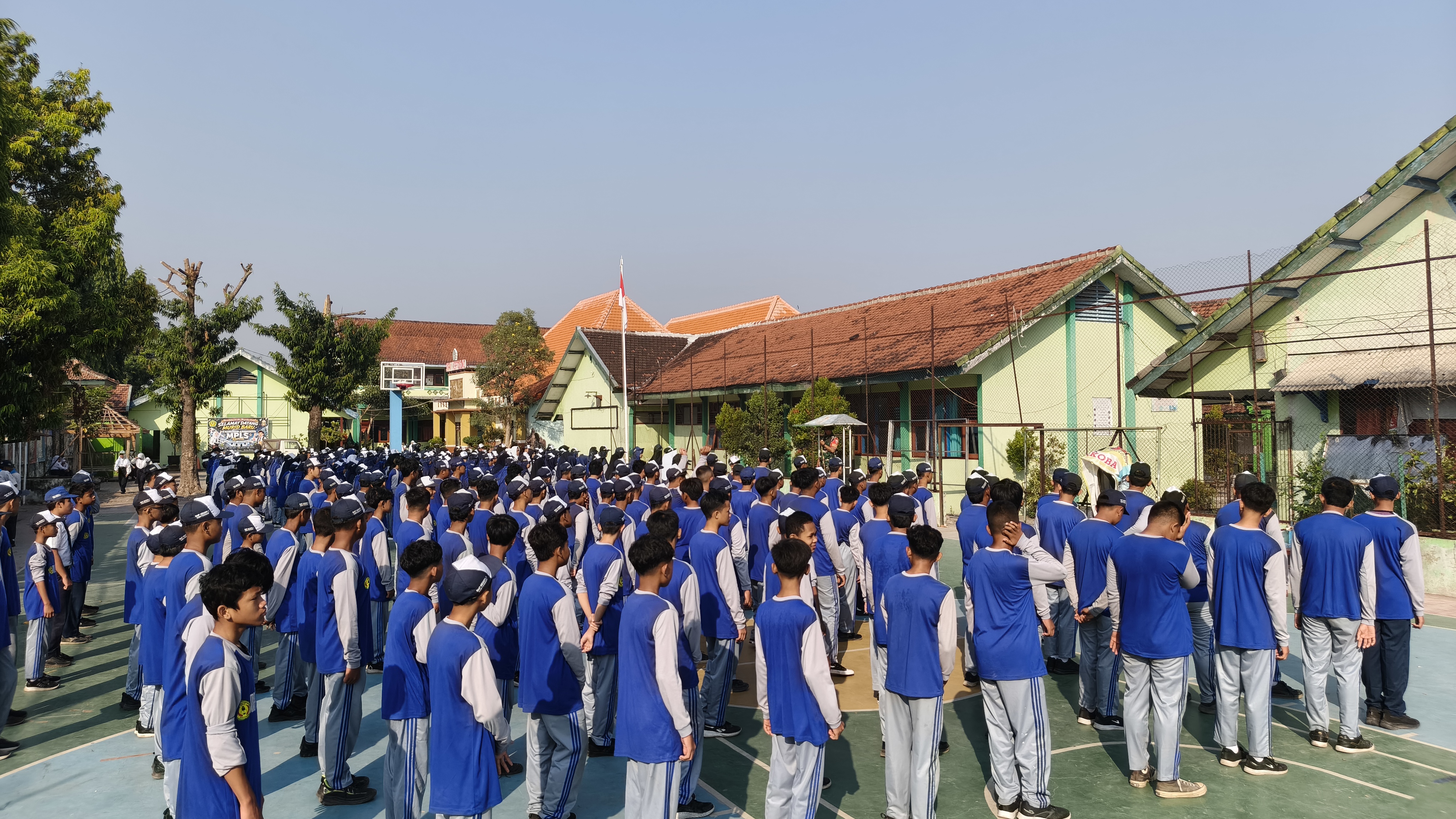 Sambut Ajaran Baru: Siswa SMPN 1 Kertosono 'Upgrade' Disiplin dan Nasionalisme Diri Bersama TNI